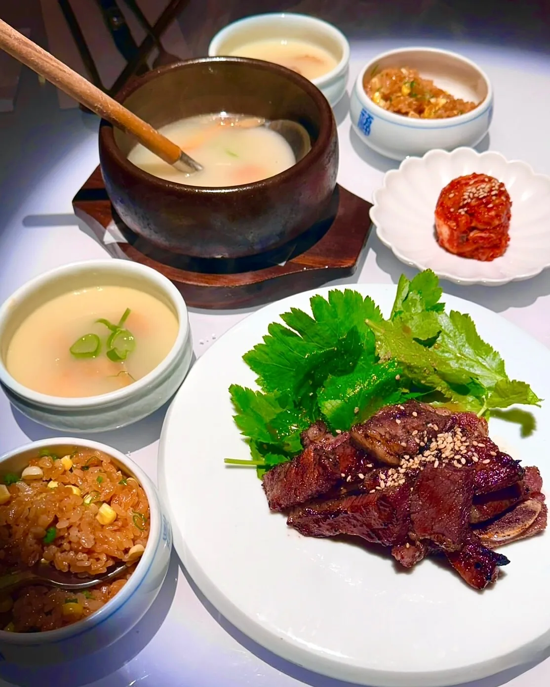 솥밥과 계란찜, 고기를 함께 낸 상차림