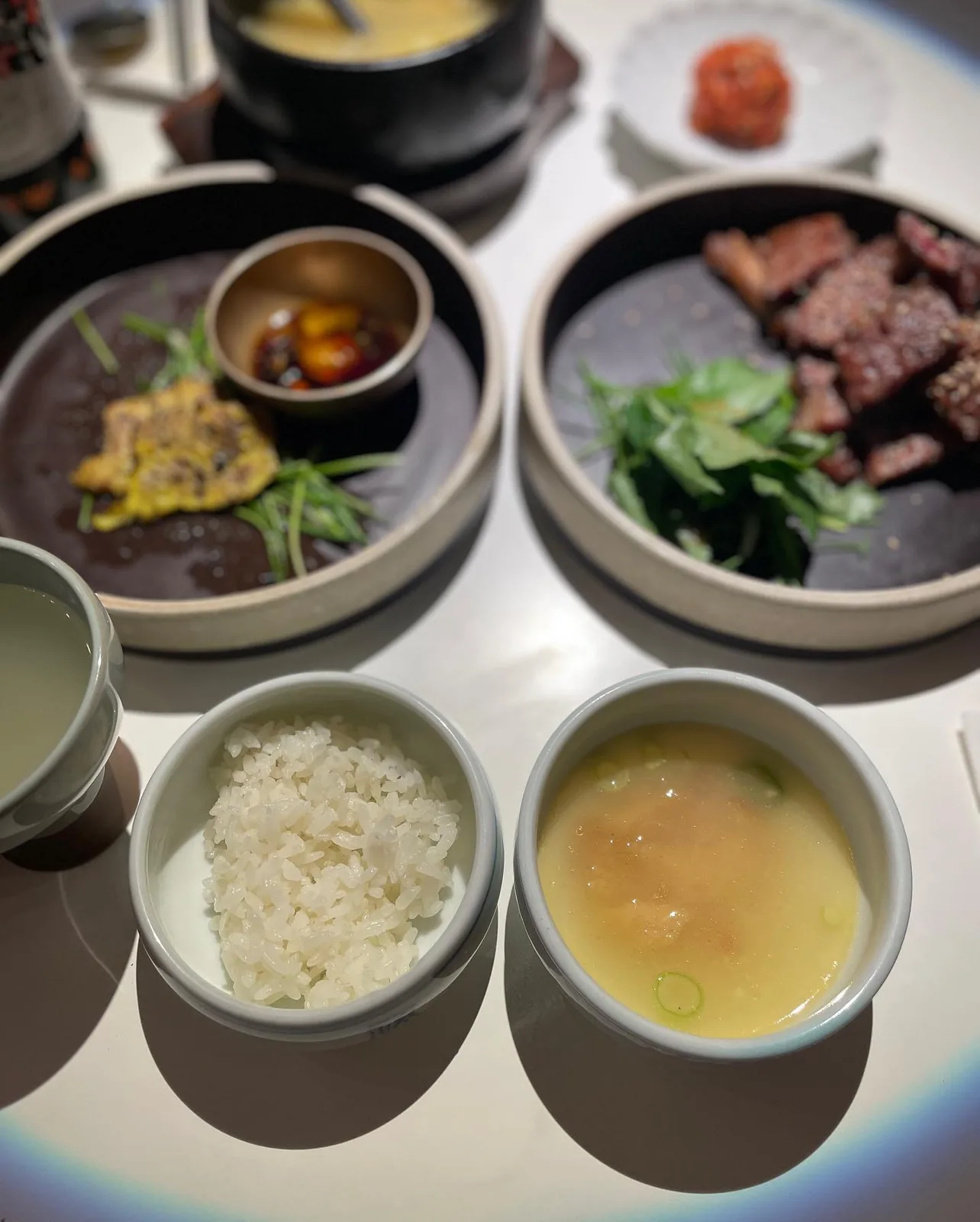 밥과 국, 고기를 함께 낸 상차림