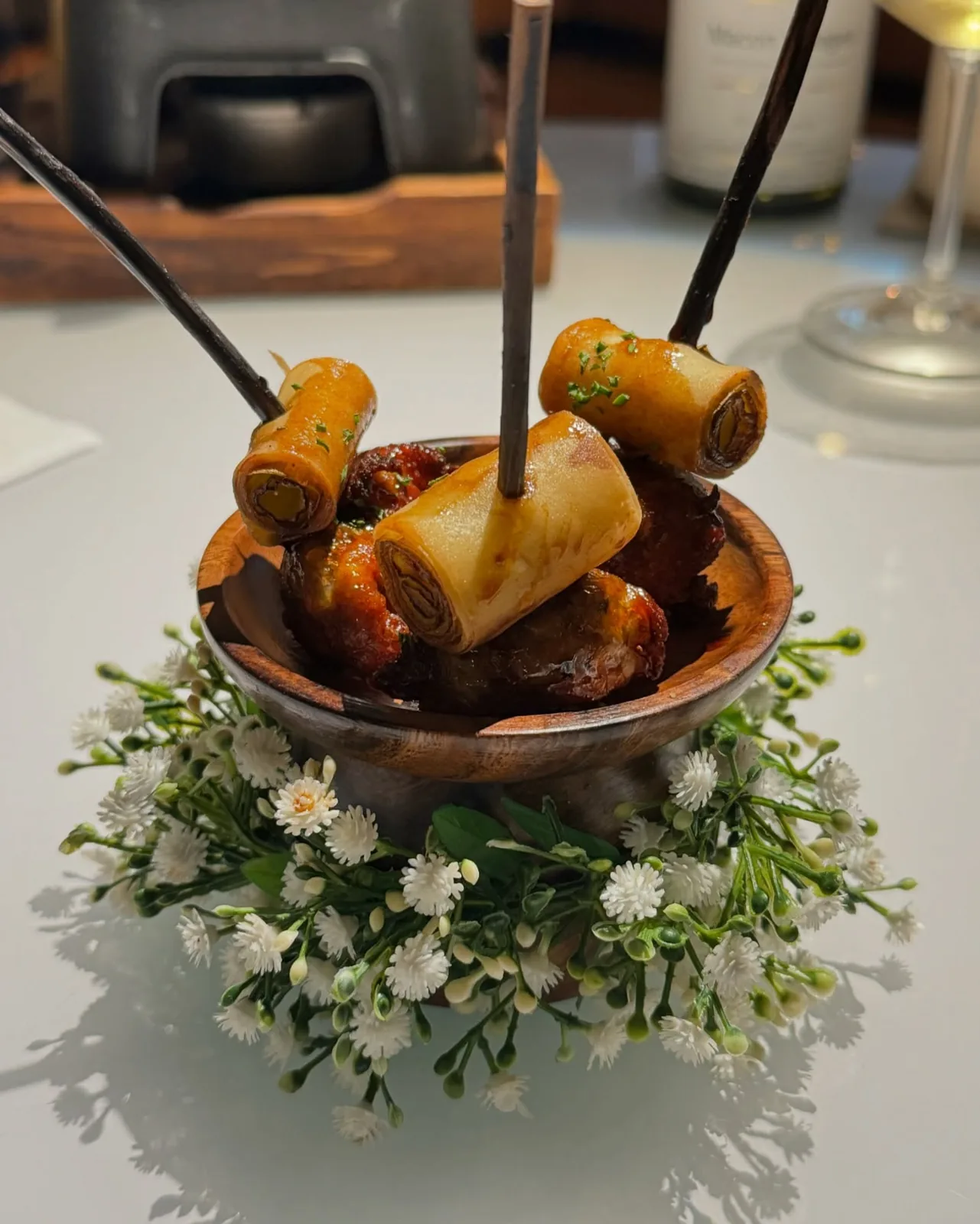 꽃으로 장식한 꼬치 요리
