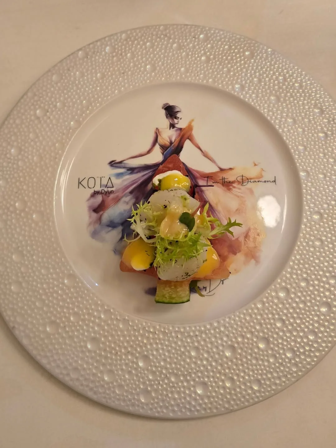 KOTA 접시에 담은 회와 채소