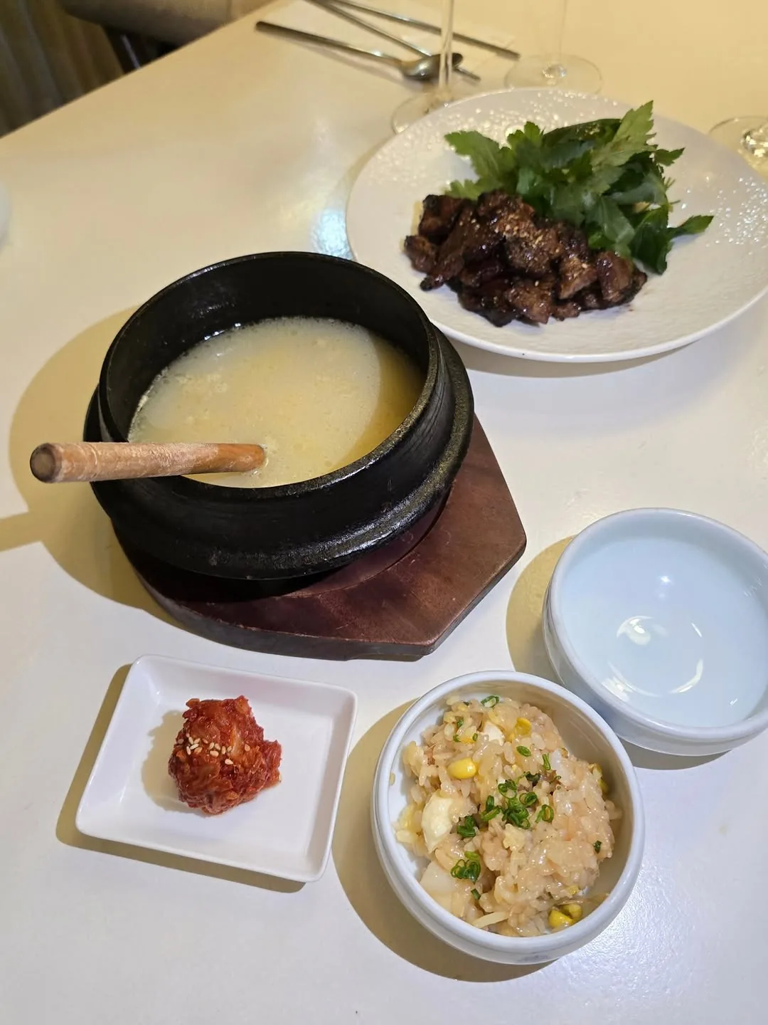 솥밥을 중심으로 차린 상차림
