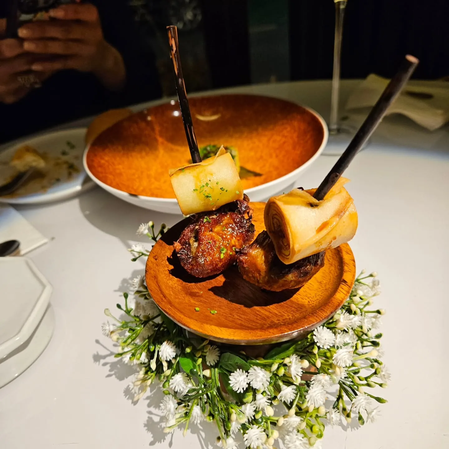 꽃으로 장식한 꼬치 요리