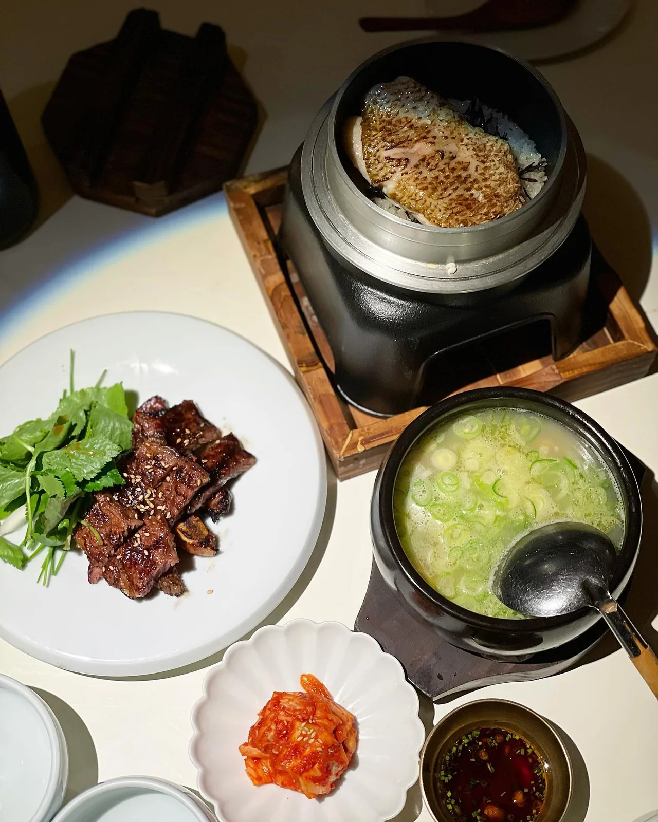 솥밥과 고기를 함께 낸 상차림